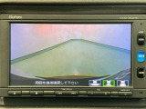 【バックカメラ】運転が苦手な方も車庫入れラクラクです!ギアをリバースに入れれば自動的に切り換わりますので、面倒な操作は不要です♪狭い駐車場もお車を傷つけず安心ですね!