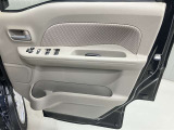 【運転席ドア】ボトルホルダーや収納ポケットが付いているので運転席周りもスッキリ保てます★