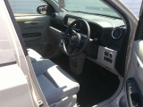 前席は、ひじ掛け付きのシートでゆったり座れます!!