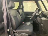 操作性に優れた運転席となります!小物入れや各ボタンの配置にこだわり、使いやすいです!座り心地もよく視認性も良好なのでロングドライブもお任せ下さい!