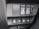 パワースライドドア付で、挟み込み防止機能によりお子様の乗り降りも安心!車内・車外のドアハンドルからはもちろんのこと運転席スイッチやリモコンキーからも開閉操作が可能で大変便利な装備となっております!