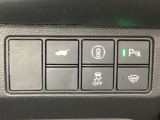 ハンドルの右側にHondaセンシング用のメインスイッチとパワーテールゲートスイッチがついています。パワーテールゲートスイッチは車内からでもテールゲートの開け閉めを電動でできます。