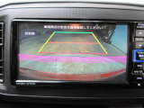 バックカメラの画像です。ガイドラインがスムースな車庫入れをサポートいたします。車庫入れの安心感がアップしますね。