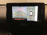 【パノラミックビュー&バックビュー】駐車時の安全確認をする為に車両上方からの映像と後方カメラからのを同時に表示しバックガイドも付いているのでバックの苦手な方でも安心して運転出来ますよ。