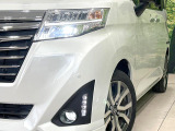【LEDヘッドライト】悪天候や夜間走行時も良好な視界を確保し安心して運転できる高輝度LEDヘッドライトを装備!点灯速度が早く、消費電力も抑えられています。