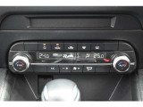 運転席・助手席別々に調整可能なフルオートエアコンです。