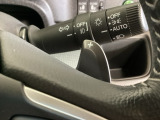 ステアリングの裏側、左右にパドルシフトがついています。右が+、左が-の操作でシフトチェンジを行い、エンジンブレーキなどのマニュアル操作ができます。