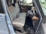 シートリフターは、運転席の座面を上下させて、体格に合わせて調整できる機能です。視界の確保やペダルの操作性、疲れにくさの向上に役に立ちます。