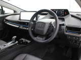 視線を前方に誘導する、トップマウントメーターを起点とし、安全確認がしやすく、運転に集中できる構成に。最大限走りの良さを楽しむことができます。