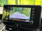 【バックカメラ】駐車時に後方がリアルタイム映像で確認できます。大型商業施設や立体駐車場での駐車時や、夜間のバック時に大活躍!運転スキルに関わらず、今や必須となった装備のひとつです!