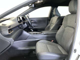 高いホールド性で運転姿勢が安定します。長距離ドライブでも疲れにくいのが魅力です。快適なドライビングライフをお送りください♪