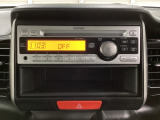 純正CDチューナーにはAUX入力端子がついてますので外部入力から音楽などを楽しめます。その下には1DIN分の小物入れがついています。CDケースなどを入れるのに便利です。