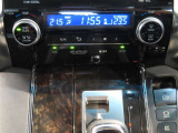 左右独立温度コントロールフルオートエアコンです。運転席、助手席それぞれで独立して温度設定ができます。冷え性の方が乗っても安心ですね♪