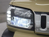 LEDヘッドライトには、ハイビームで走行中に先行車や対向車を検知した時、部分的に遮光し、先行車や対向車に配慮しながら高い視認性を確保できるADB(アダプティブドライビングビーム)が採用されています。