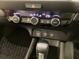 オートエアコンがついてますので、お好みの温度をセットするだけで風の強さや風量を自動で調整します。スイッチやダイヤル類も簡単操作で快適に過ごせます。