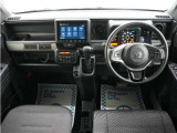 運転にかかわる様々な操作を安全に行えるように視点移動が少なく、操作性に配慮されたスイッチ類が凝縮されたコクピットです。