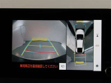 パノラミックビューモニター付きです。車両を上から見たような映像をモニター画面に表示。運転席からの目視では見にくい、車両周辺の状況をリアルタイムでしっかり確認できます。