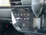 オートエアコン付き♪温度調整、風量調整も自動でしてくれますから、車内はいつも快適空間でございます!想像以上に便利な装備なんですよ☆