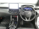 運転席からの視界はこんな感じです☆お気軽にご来店いただき、実際に座って是非お確かめください。ドライバーに寄り添う快適な操作フィールをもたらすステアリングです。
