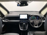 シンプルながら機能性あふれる運転席廻りです。視界性もよく、運転しやすいですよ。