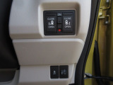 両側電動スライドドア。荷物で手が塞がる時でも簡単にドアの開閉が出来ます。何より力いらずで開閉OK。女性やお年寄りにも優しい。電動機能はOFFにもできますから元気なお子様の駆け出しも安心。