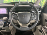 インテリアに合わせたデザインのステアリングは、運転される方のことも考え、運転しやすい形状、大きさです。是非一度、実際に触ってお確かめください。