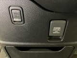 アクセサリーソケットはUSBのアダプターなどをつければ、スマホの充電にも使えます。周辺には物が置けるボックスがついています。