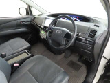 シンプルで使いやすいデザインの運転席です。