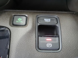 【電子制御パーキングブレーキ】スイッチ操作でパーキングブレーキをオン/オフ。発進時、運転席のシートベルトが着用されている時アクセルを踏めば自動的に解除されます。