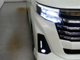 LEDヘッドライトです。デザイン性がよくとても明るいので、夜間の走行や悪天候でも安心です。しかも長寿命!