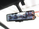 スマートルームミラーも付いています。後方ピラーや荷物、後席に同乗している方や曇りなど視界が遮られた場合でも後方カメラからの映像で安全確認をすることができます。