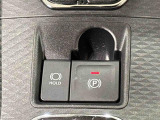 指先だけで簡単に操作が可能な電動パーキングブレーキを採用。「HOLD」スイッチを押すと、渋滞や信号待ちなどでブレーキペダルから足を離しても、ブレーキを保持するので安心です