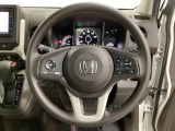 ハンドルにHondaセンシング系のクルーズコントロールやレーンキープアシストなどのスイッチと、オーディオの操作スイッチが装備されています。ハンドルから手を離さず安全に操作できます。