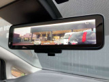 後席の荷物や乗員に遮られないクリアな後方視界を実現。スイッチ一つで通常の鏡面と切替可能です!