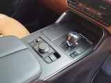 【オートブレーキホールド】停車中にブレーキペダルから足を放しても、ブレーキを自動的に制御して、車両の停車状態を保持する機能です。信号待ちなどの停車時に運転者の負担を軽減します。