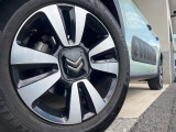 ●純正アルミホイール:輸入車ならではの卓越した走りを支えるホイールと足回りです!日本車の走りに慣れている方にもぜひ体感して頂きたいほど、高いレベルでまとまっています!