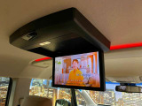 【フリップダウンモニター】付き☆後部座席に座りながら大画面でTVやDVDをお楽しみいただけます♪