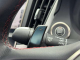 ハンドルの裏に装備されたレバーで、オートマ(AT)車でも指先で直感的にギアチェンジができる機能!
