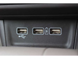 運転席からも助手席からも使いやすい位置に急速充電対応タイプのUSBジャックを設けました。ドライブの時間をスマートフォン等の充電時間に充てられます。