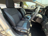 足元もゆったりで長時間の運転も疲れにくいフロントシートです。