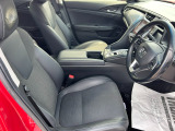 乗り心地の良いフロントシートです。足回りも広々としておりますので、長時間の運転も疲れづらいですよ。