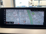 BMWのナビゲーションは操作性も良く、詳細な地図情報と交通状況を見やすく表示し、快適なドライビングをサポートしながら目的地までナビゲートします。