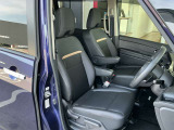 運転席と助手席はアームレストがついていますのでゆったりお座りになられます。
