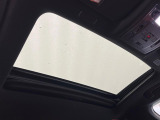 【ムーンルーフ】開放感たっぷりの希少装備、サンルーフが装着されています!車内に明かりを取り入れたり景色を楽しむ以外にも、車内の空気も簡単に換気できて快適です!