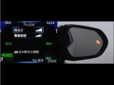 隣車線を走る車両をレーダーで検知し、ドアミラーでは確認しにくい後側方エリアに存在する車両に加え、急接近してくる車両も検知します。車両を検知するとドアミラーに搭載されたLEDインジケーターが点灯します。