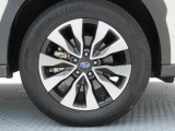 純正18インチアルミホイール。 タイヤサイズは225/60R18