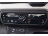 フルオートエアコンを装備しております。車内の温度設定だけでなくPM2.5にも対応した高性能集塵フィルターも装備しており車内はいつも快適空間です。