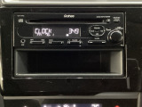 純正CDチューナーにはAUX入力端子がついてますので外部入力から音楽などを楽しめます。その下には1DIN分の小物入れがついています。CDケースなどを入れるのに便利です。