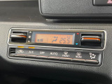 【オートエアコン】一度お好みの温度に設定すれば、車内の温度を検知し風量や温度を自動で調整。暑い&hellip;寒い&hellip;と何度もスイッチ操作をする必要はありません。快適な車内空間には必須の機能ですね♪