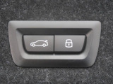 【パワーゲート】電動パワーゲートです。開閉がボタン1つで開け閉め行えます。また、状況に応じてのトランクハッチ開閉量を簡単に設定可能です。スマートオープナーも便利な機能です。ぜひお試しください。